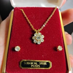 Vintage Gold Tone‎ Metal CZ Glass Crystals Flower Necklace and Earring set